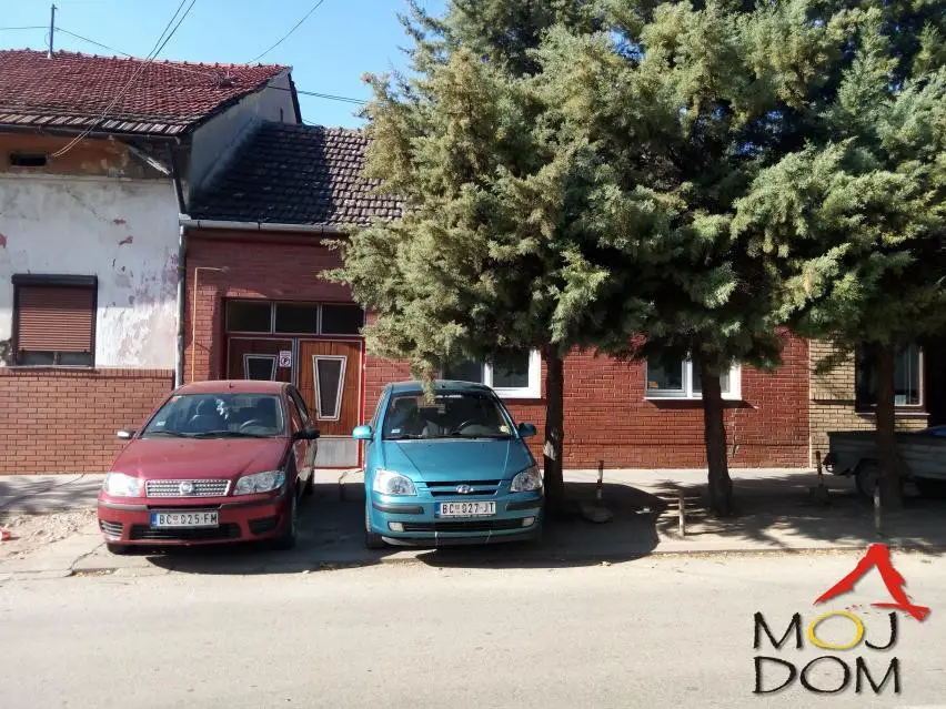 In a premium zone, right in the city center of Bečej, we are selling a three-room ground-floor house with a driveway and an auxiliary building that contains another three-room apartment. It is connected to the internet, landline phone, gas central heating, city sewage