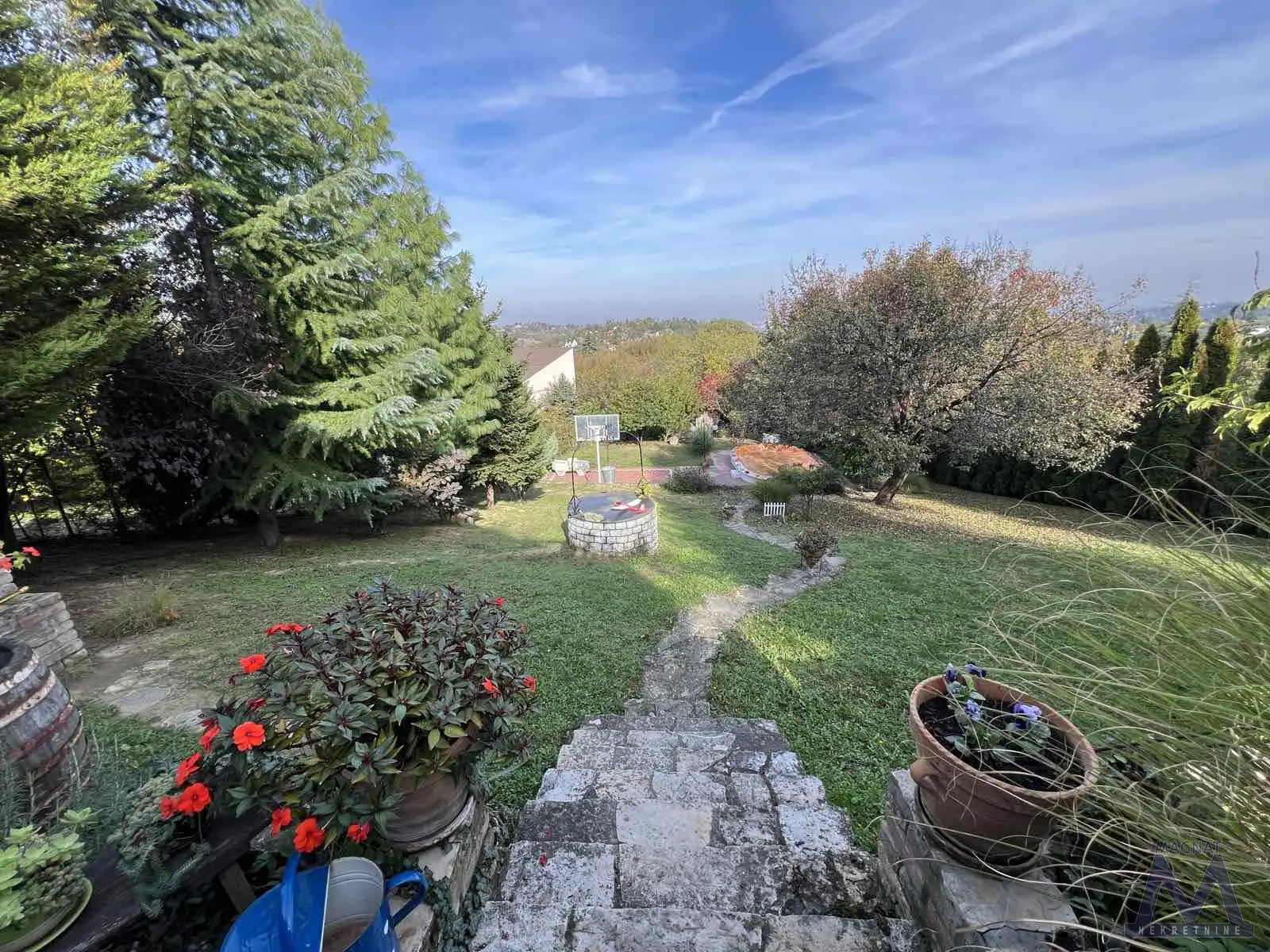 Sremska Kamenica, Popovica. EXCELLENT HOUSE ON POPOVICA WITH A VIEW OF NOVI SAD! If you want your own piece of paradise with a view of Novi Sad, lots of greenery, a landscaped yard, a pool, and a basketball court - this is for you! The house