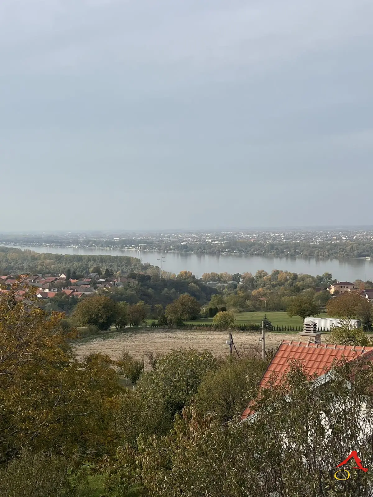 For sale: Outstanding building plot in Novi Ledinci with a beautiful view of the Danube and Novi Sad. Area 477m², located above Vidikovac restaurant, this plot offers ideal conditions for building a modern family house (P+1+PK). Additionally, there is