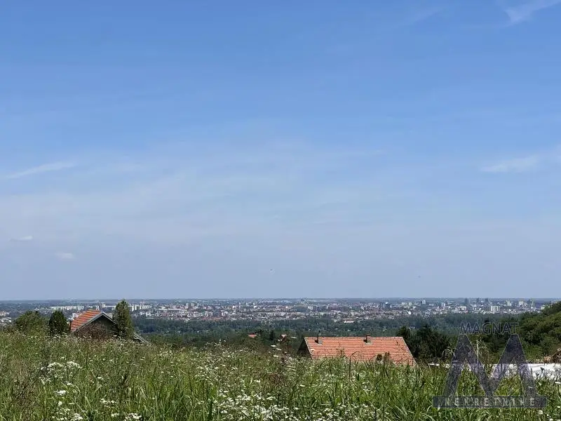Rakovac - Sentić. FANTASTIC BUILDING PLOT WITH A VIEW OF NOVI SAD!
Flat plot of 794m2, frontage of 33m, on the asphalt road. Possibility for water, electricity, and gas connections. Location conditions have been obtained and there is a project for construction.