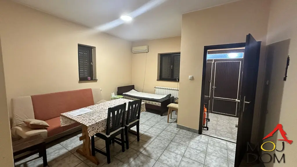 In Sremska Kamenica, Čardak neighborhood, we are renting an apartment in a house of about 40m². The apartment is fully furnished, has a separate kitchen, bathroom, and living room with dining room where there are two beds. Heating is via electric storage heaters (TA), tiles on the floor. (Moj Dom rea