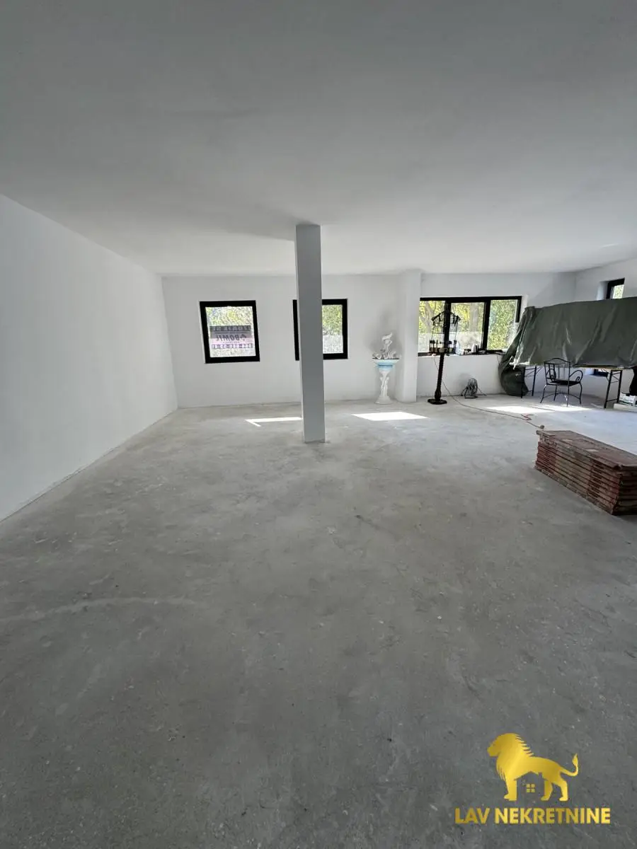 Business space on a gallery. Entrance from the yard. Suitable for business apartments, clinic, office and similar.. There is