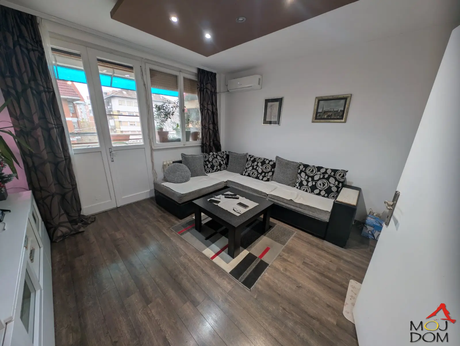 For sale: exceptionally comfortable and functionally organized three-room apartment in Liman 1, one of the most stable and sought-after neighborhoods for living in Novi Sad. The apartment is registered, has an area of 81 m², and is situated on the fourth floor of a well-maintained and regularly serviced