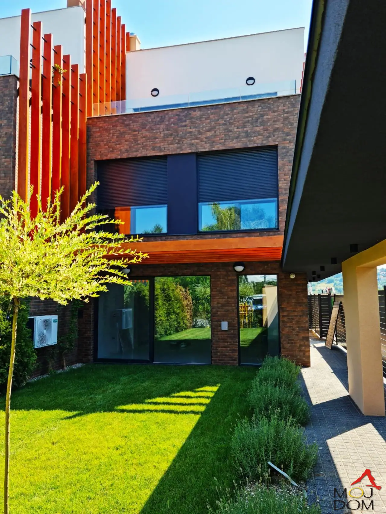 You want a home in a beautiful location surrounded by greenery with views of the slopes of Fruška Gora and the city at its base.
We offer you perhaps the highest quality apartment that could qualify as a house due to its access, independence, yard, and surroundings.