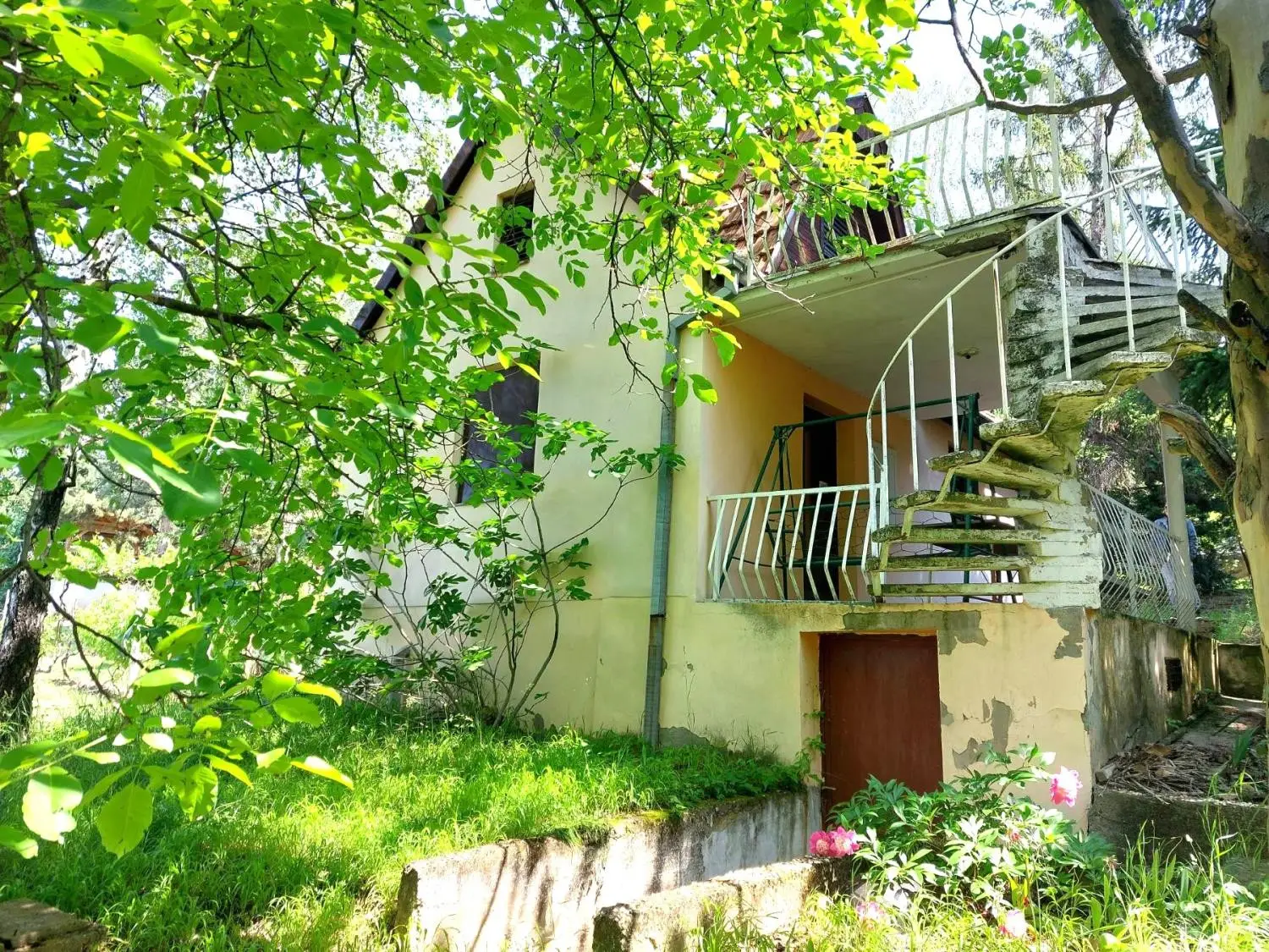 Čortanovci - for sale a weekend cottage of 51m2 on a beautiful plot of 1639m2, registered, move-in ready. The lower part consists of a living room, kitchen with dining area, bathroom, and a nice terrace. Upstairs is a terrace and bedroom. The cottage is located in a quiet lo