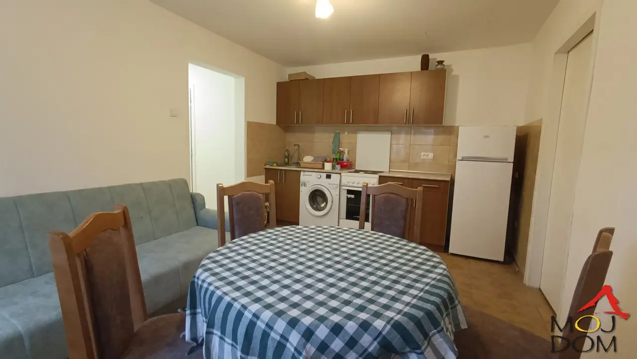 Very spacious two-and-a-half-room apartment in Grbavica. Ideal location, near the Boulevard. The apartment is equipped with 3 beds in 3 separate rooms, making it ideal for students who want to share expenses. It faces the street, is fully equipped and move-in ready.