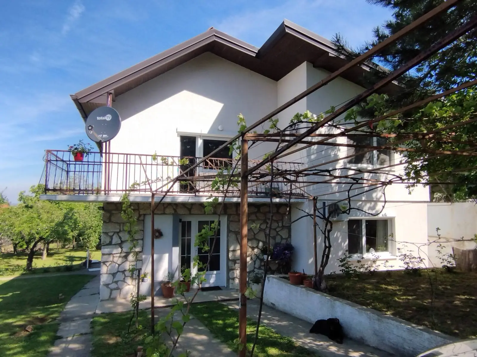 Novi Sad–Ledinci, multi-room weekend house, comfortable and spacious, with a separate studio apartment in the yard, on a nice plot