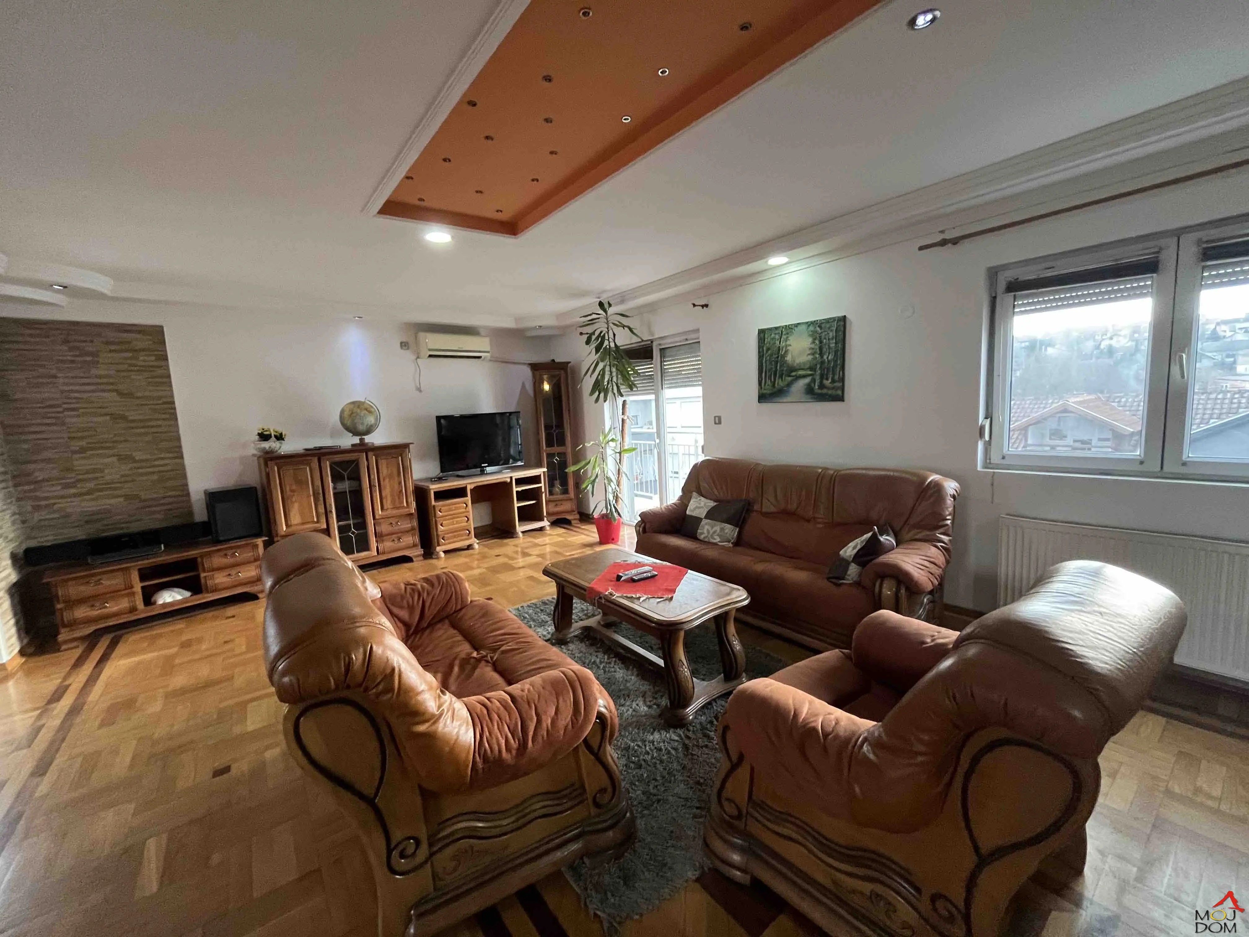 Five-room apartment for rent in Petrovaradin. The apartment consists of 4 bedrooms, a large and spacious living room, and a dining room. The apartment has 3 terraces, two bathrooms, one of which has a jacuzzi bathtub. There is a possibility to rent space with a pool and sauna,