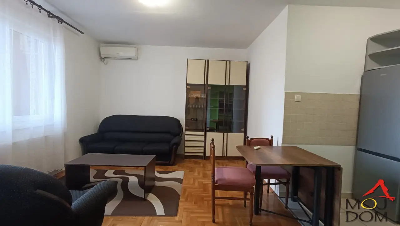 A very spacious one-and-a-half-room apartment in Nova Detelinara. Facing the yard, it is close to Bulevar Evrope, as well as numerous cafes, restaurants, and bars. The apartment is fully equipped and move-in ready, has two TVs and all major kitchen appliances. It also has...