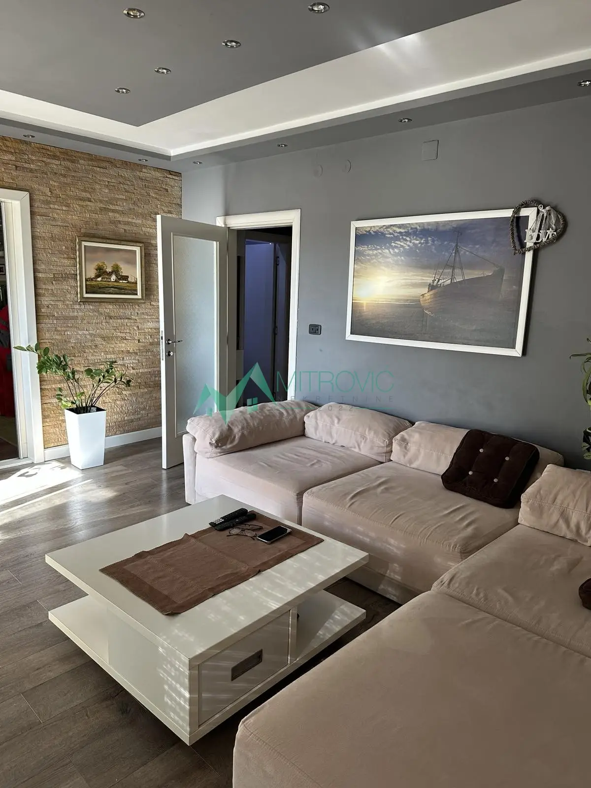 Spacious duplex - two glazed terraces + parking!