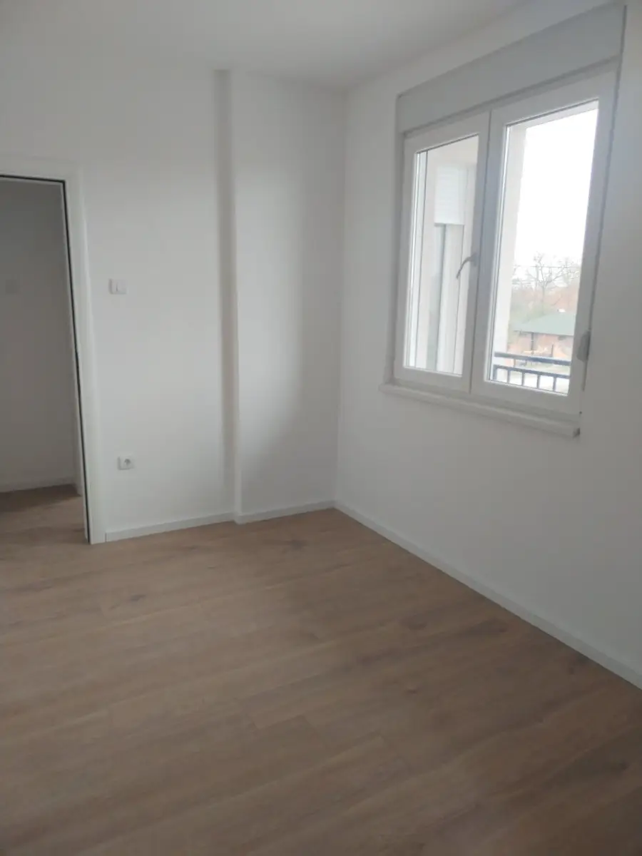 NOVI SAD. VETERNIK. THREE AND A HALF ROOM APARTMENT. (Svet nekretnine, Novi Sad, Reg. no. 405)