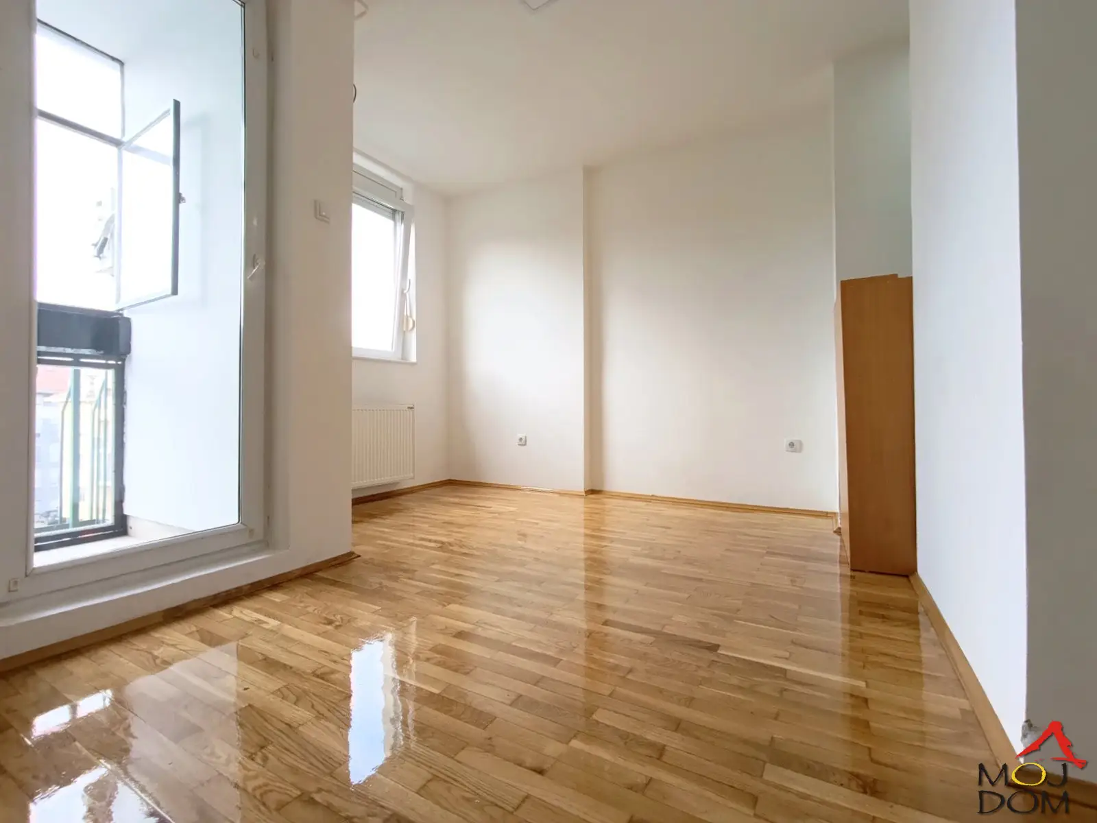 We are selling an excellently renovated studio apartment on the 4th floor of a building from 2005 in Novo Naselje.

The building has an elevator, quality construction, surrounded by free parking with always available spaces.

The apartment faces the courtyard to the west,