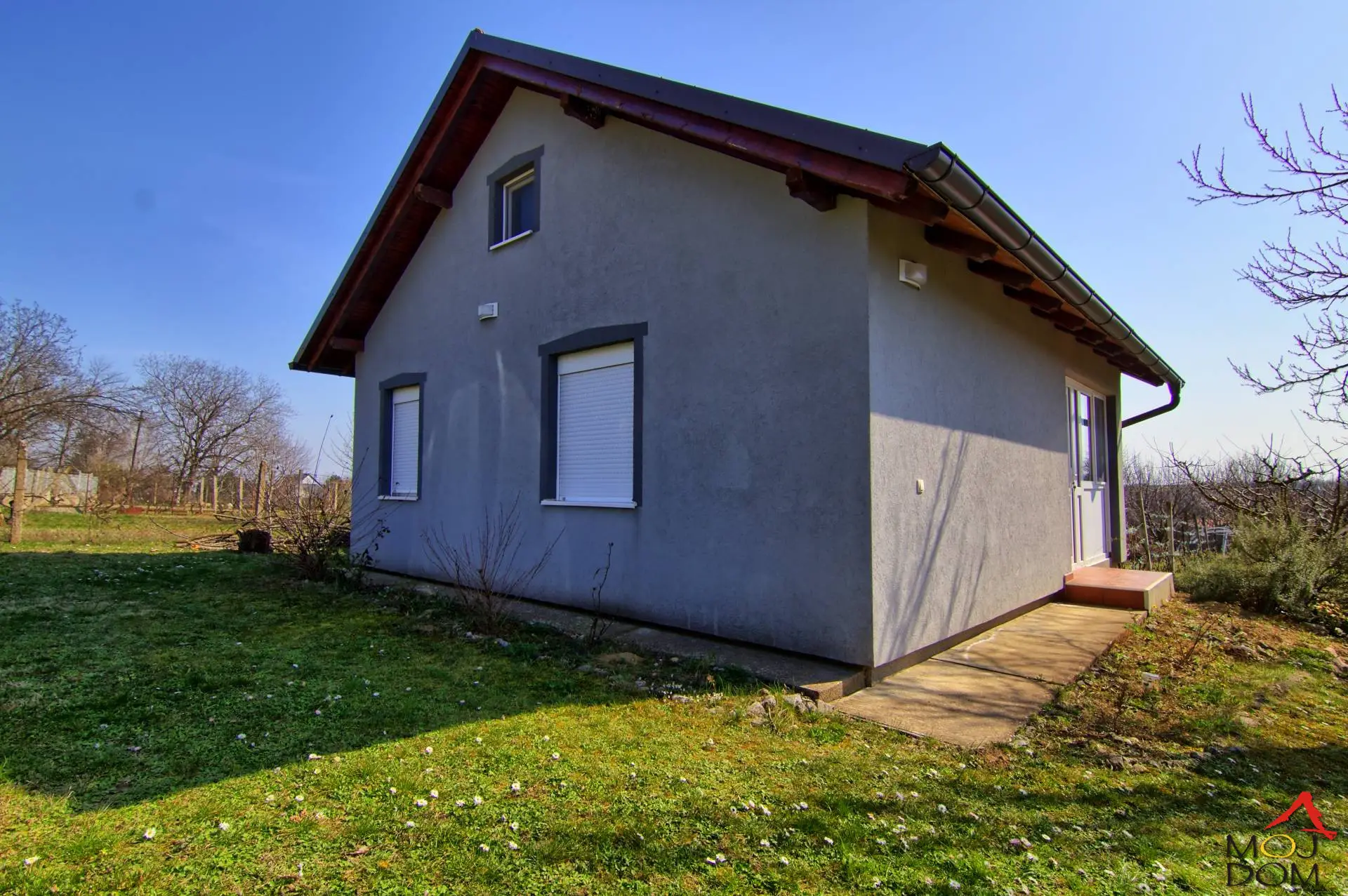 A new weekend house for sale in Čortanovci with a spacious yard. The plot is 10.5 ares with an orchard. House area 53m2 with a large terrace, facade with insulation, an ideal place for relaxation and family gatherings.
With a little imagination a