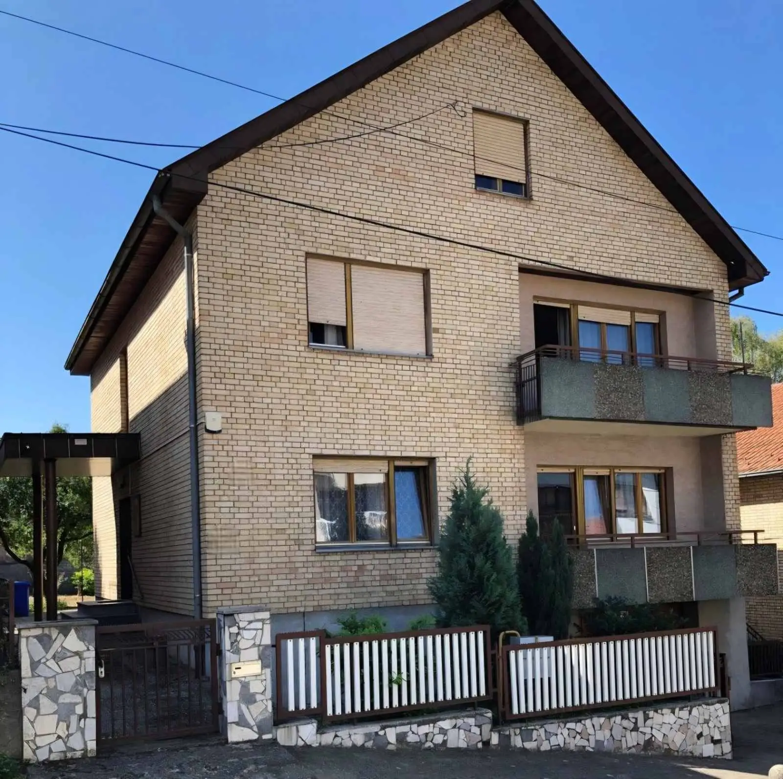 Нови-Сад, Сремска Каменица, отличный дом из фасадного кирпича, комфорт для больших семей, классика всегда востребована