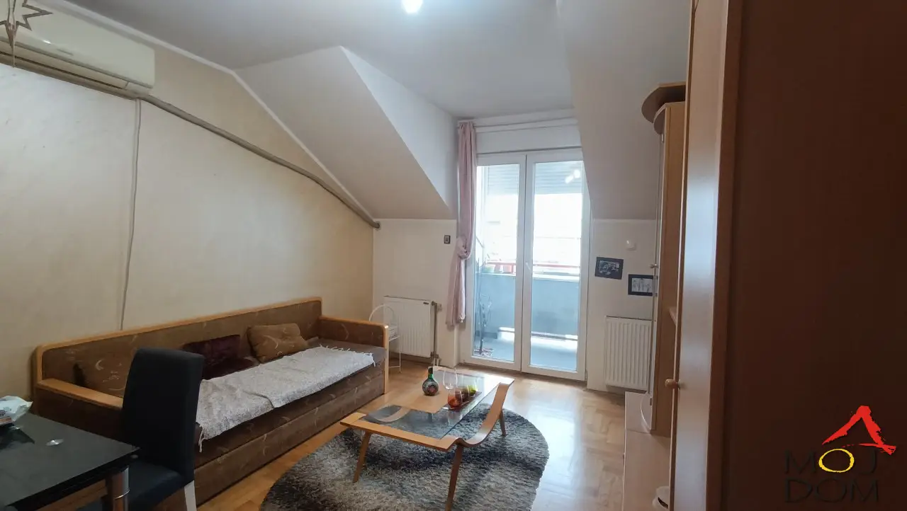 A two-and-a-half-room apartment is for sale in Nova Detelinara, with two terraces. A very popular location, close to a school, kindergarten, and all amenities for modern living. The apartment is on the top floor in a building with an elevator. By agreement with the owner, purchase is possible