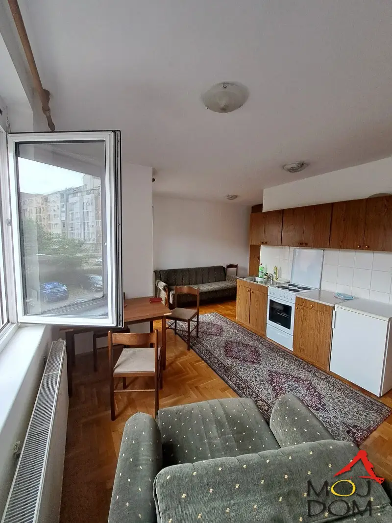 We offer you a cozy and bright apartment in an excellent location, also suitable for students due to great university connectivity by public transport (bus stop by the building, 7-8 minutes to the university). The apartment is on the first floor in a building with an elevator and has a courtyard view.