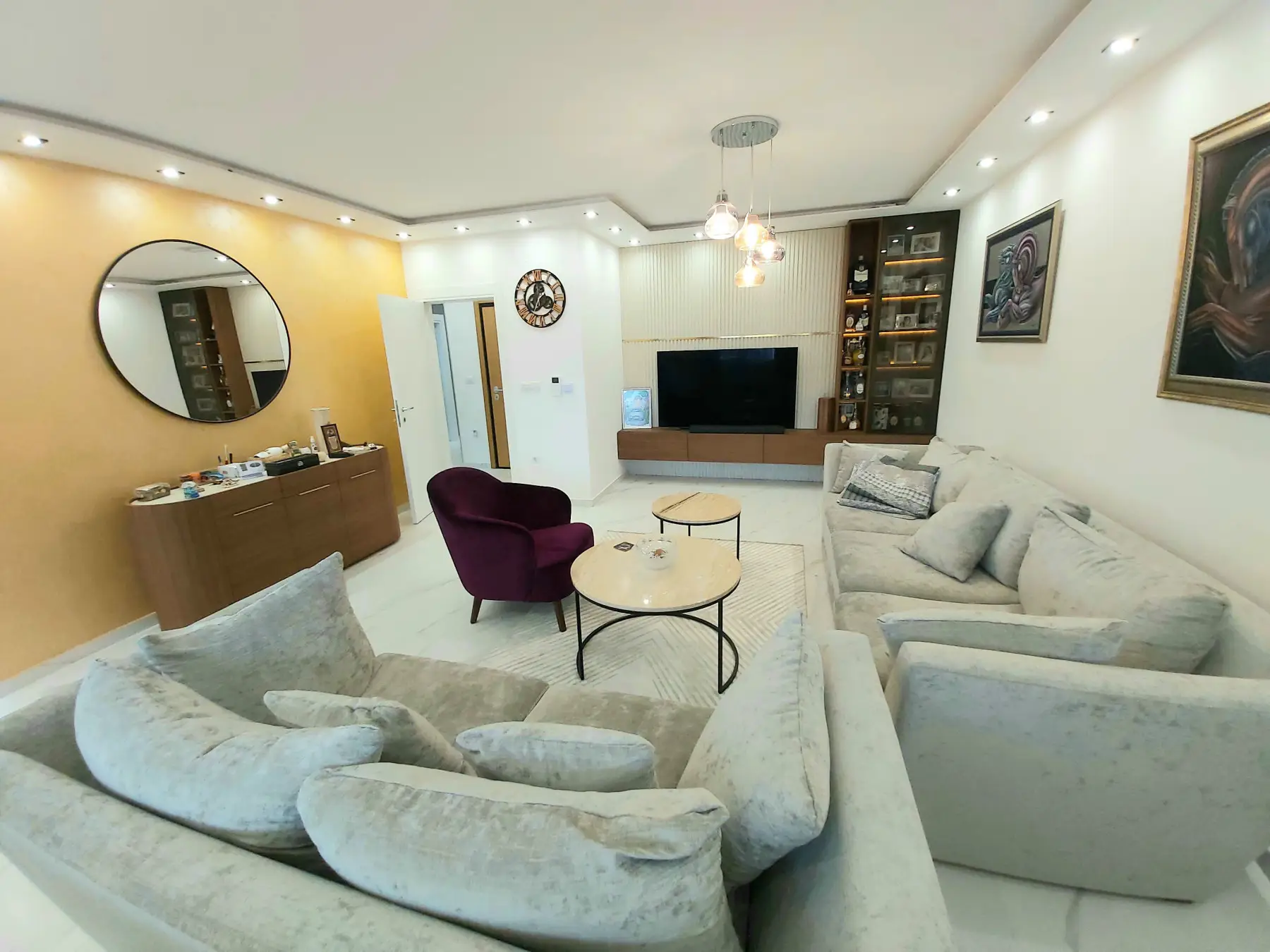 Highly luxurious, practically new five-room apartment in an excellent quiet location for family living. Sold equipped w