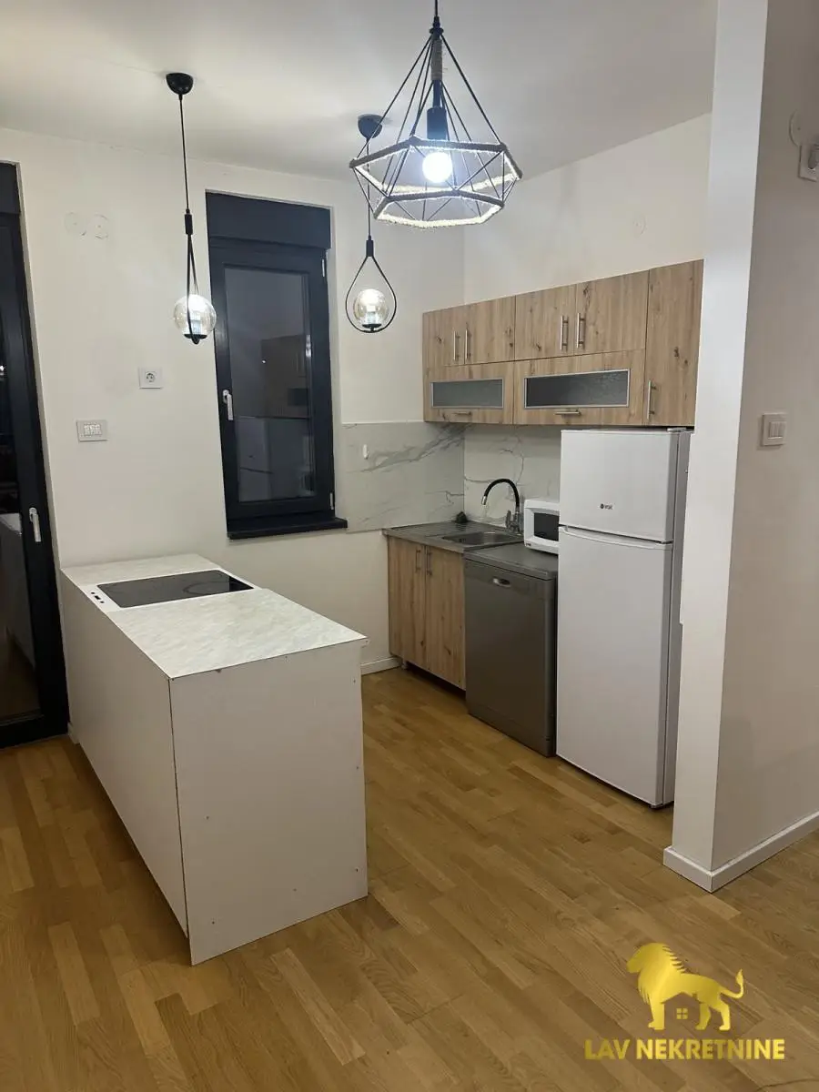 Apartment for sale in an ideal place for both family and business use. The apartment is located in a quiet area on Sent Street